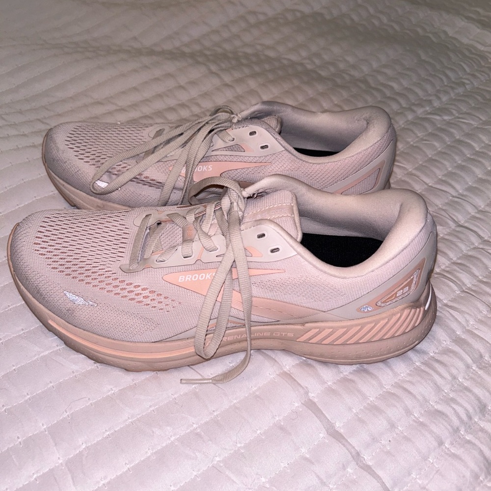 Women’s Brooks Adrenaline GTS 23 Pink